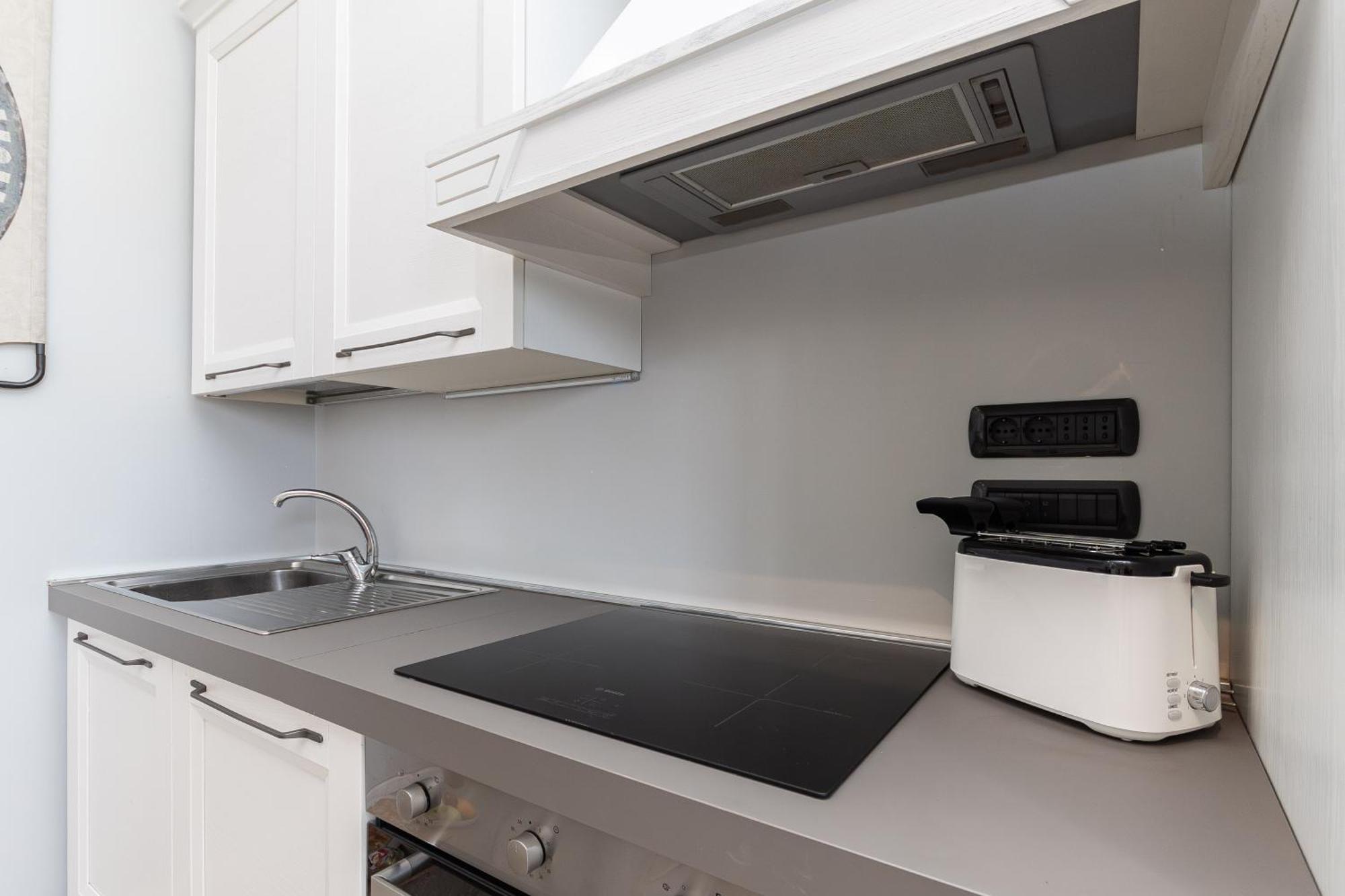 Spacious 3-Bedroom Apartment - 10 Min To City Center & 5 Min To Gaslini Hospital Genoa Exterior photo