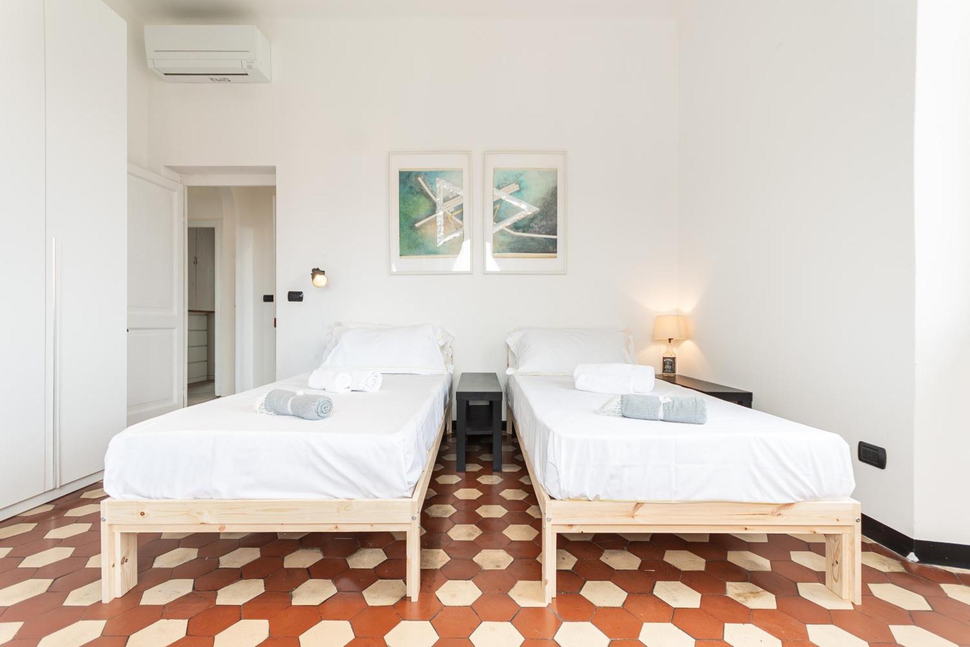 Spacious 3-Bedroom Apartment - 10 Min To City Center & 5 Min To Gaslini Hospital Genoa Exterior photo