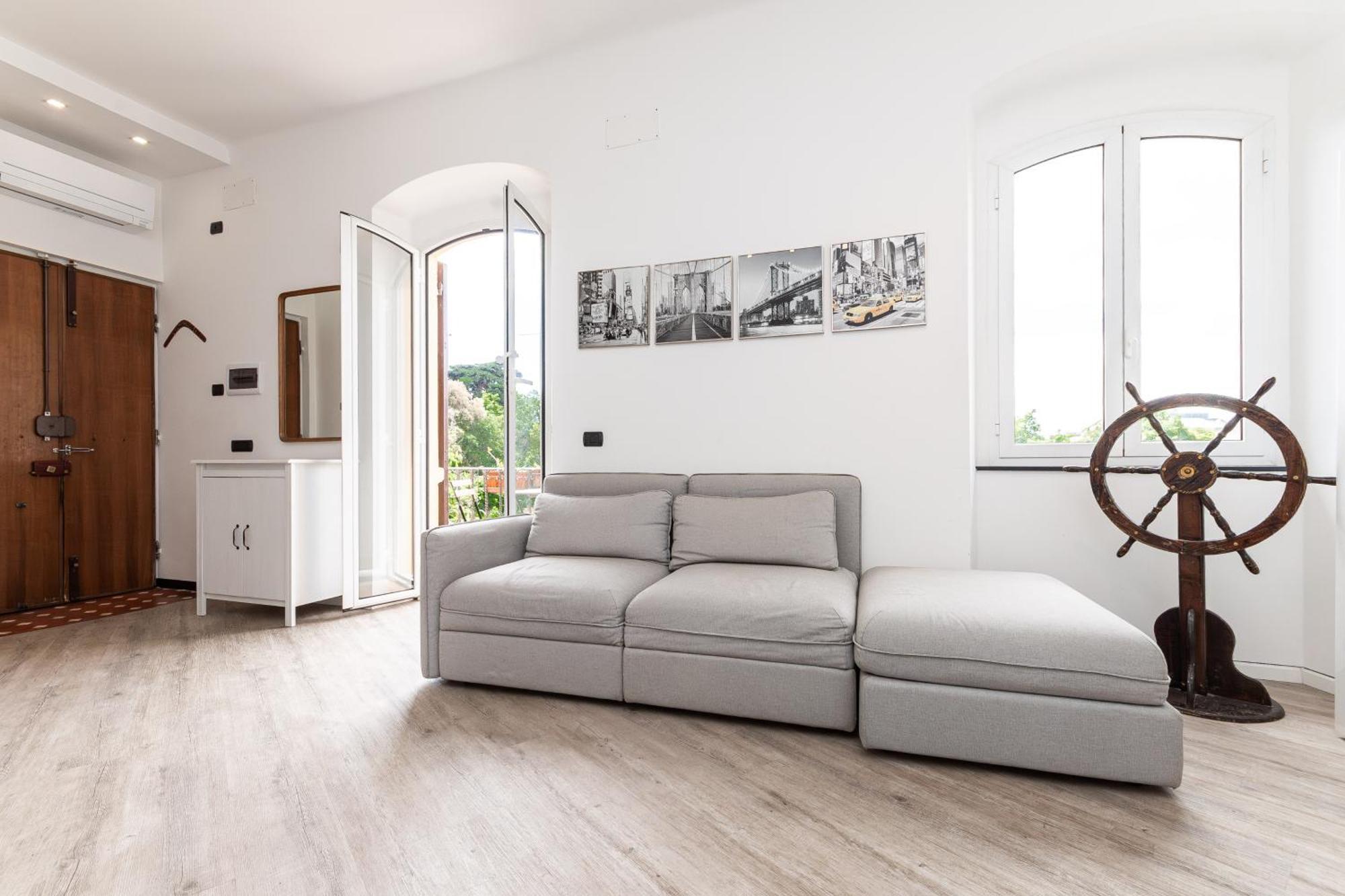 Spacious 3-Bedroom Apartment - 10 Min To City Center & 5 Min To Gaslini Hospital Genoa Exterior photo
